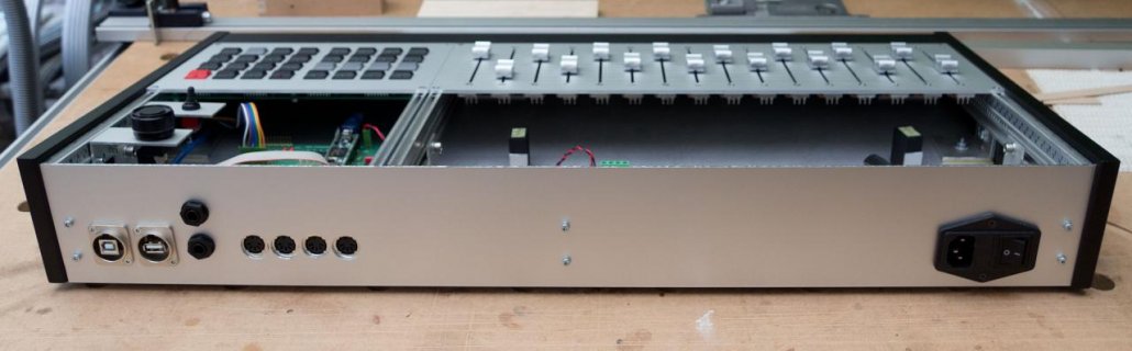 Zeus-SPS-16_rear-view.jpg Zeus-SPS-16_rear-view.jpg